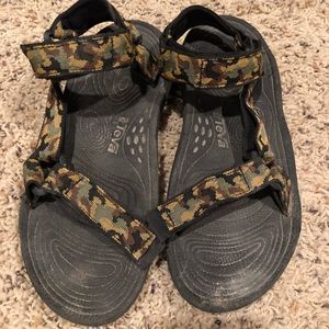 Men’s Teva hurricane sandals
